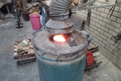 De oven met brons wordt warm gestookt