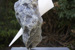 Hoefnagel door rots, serpentijn en albast 30 cm (2011)